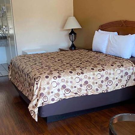 Howard Johnson By Wyndham Azusa Motel Екстериор снимка