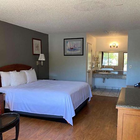 Howard Johnson By Wyndham Azusa Motel Екстериор снимка