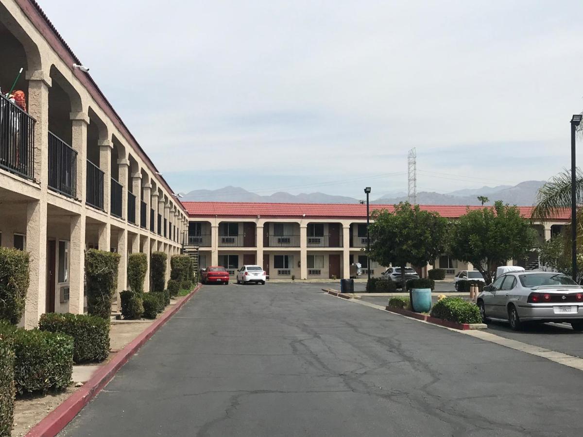 Howard Johnson By Wyndham Azusa Motel Екстериор снимка
