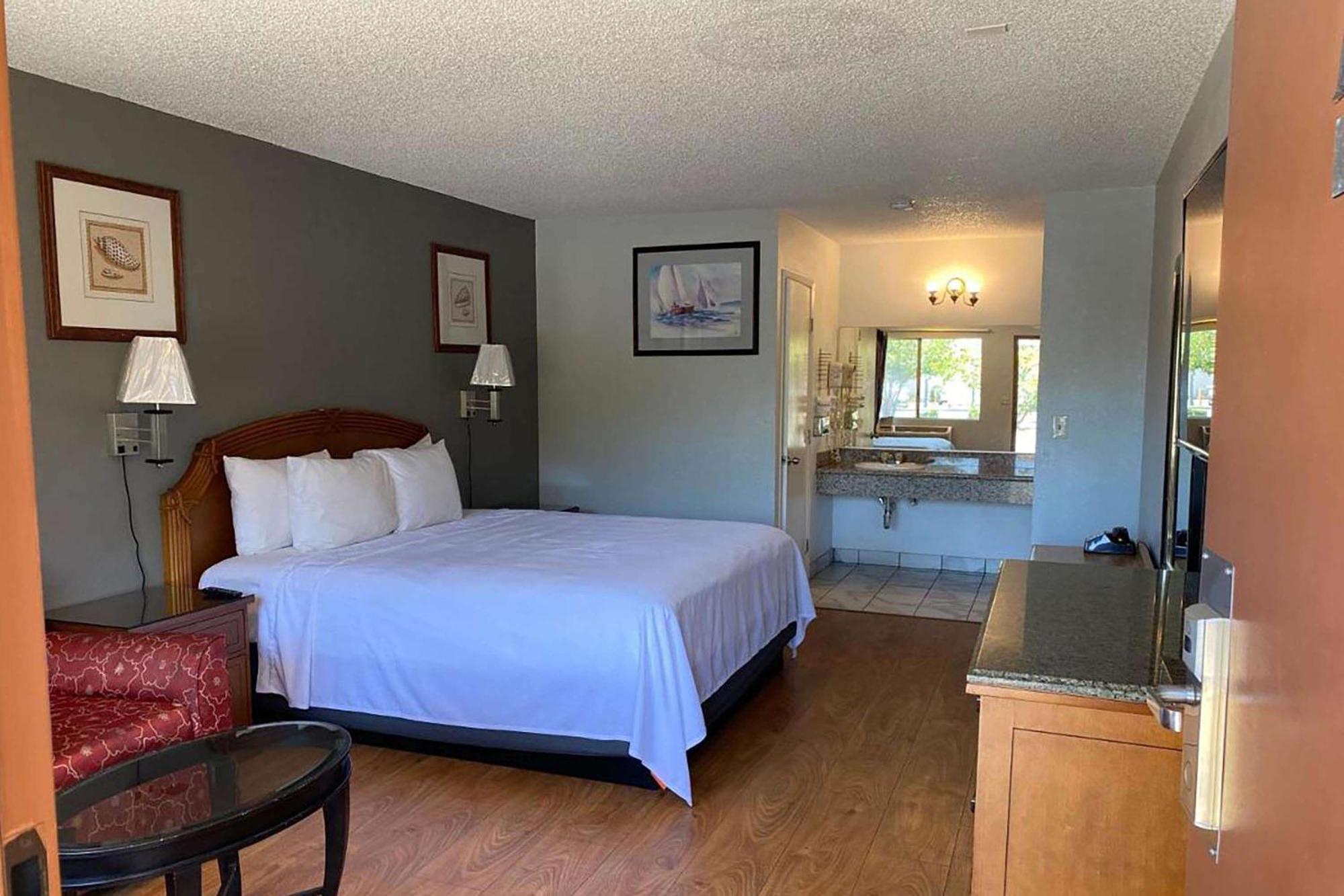 Howard Johnson By Wyndham Azusa Motel Екстериор снимка